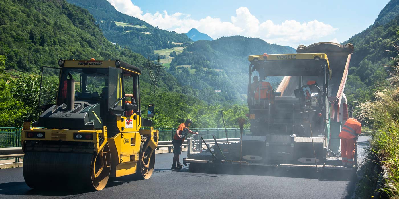 einige Arbeiter der Unternehmens Vendruscolo asphaltieren eine Straße in Südtirol